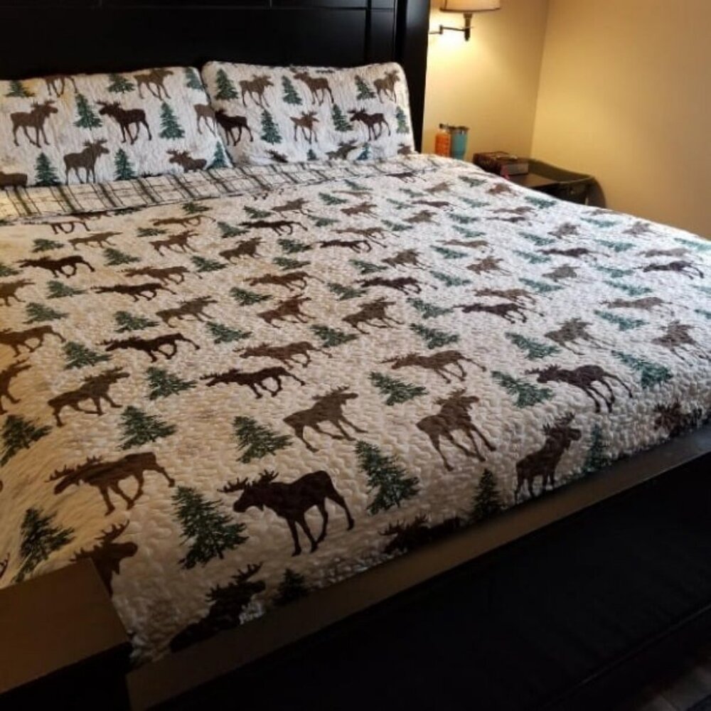 Lodge Bedspread King Size Quilt with 2 Shams. Cabin 3-Piece Reversible